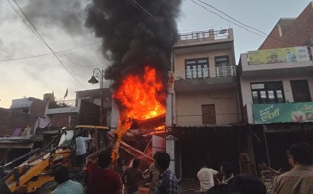 हीरागंज बाजार में शार्ट सर्किट से भीषण आग: कपड़े और ज्वैलरी की दुकान जलकर खाक, एक करोड़ का नुकसान