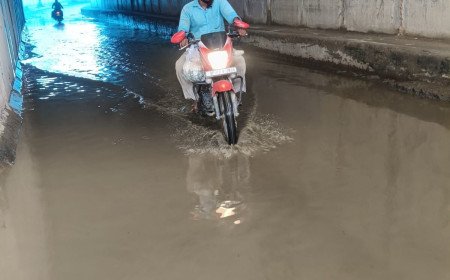जलालपुर बोरियो में रेलवे ब्रिज के नीचे भरा पानी, स्कूली बच्चों और ग्रामीणों की बढ़ी मुश्किल; समाधान के इंतजार में लोग