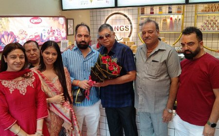 'किंग्स कुल्फी' के नए आउटलेट का शानदार आगाज, विजय कपूर ने चखा 'महाराजा आइसक्रीम' का स्वाद