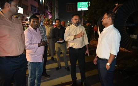 रात में ही उठे बाजारों का कूड़ा, देर रात निरीक्षण पर निकले डीएम, लापरवाही पर कार्रवाई की चेतावनी