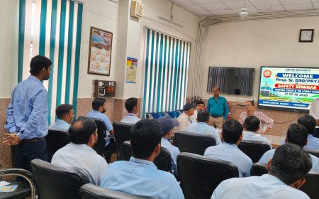 छिवकी लॉबी में रेलकर्मियों को पढ़ाया संरक्षा का पाठ, शून्य दुर्घटना का लिया संकल्प