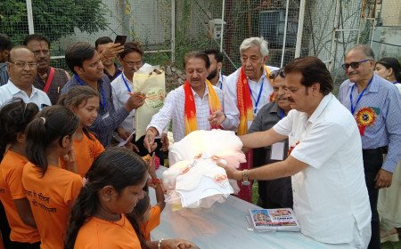 दीपावली से पहले चमकी 42 बच्चों की मुस्कान: कानपुर में बांटे गए नए पार्टी वियर कपड़े