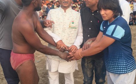 सैनी के मेला मैदान में गूंजा "जोर लगा के" का जोश: अखाड़े में उतरीं महिला पहलवान, देखने उमड़ी भीड़