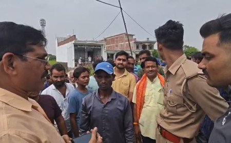 रास्ते की मांग को लेकर मोबाइल टावर पर चढ़ा युवक: 2 घंटे बाद अधिकारियों के आश्वासन पर नीचे उतरा, पुलिस ने किया हिरासत में