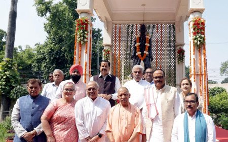 लखनऊ: मुख्यमंत्री योगी आदित्यनाथ ने लाल बहादुर शास्त्री भवन में पूर्व प्रधानमंत्री की प्रतिमा पर अर्पित की पुष्पांजलि