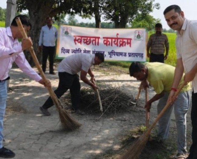 पीएम मोदी के आह्वान से मिली प्रेरणा: दिव्य ज्योति सेवा संस्थान ने कालाकांकर के बाजारों और पूजा पंडालों में चलाया स्वच्छता अभियान