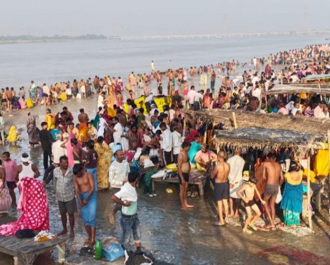 शारदीय नवरात्रि के पहले दिन गंगा घाटों पर उमड़ी श्रद्धालुओं की भारी भीड़