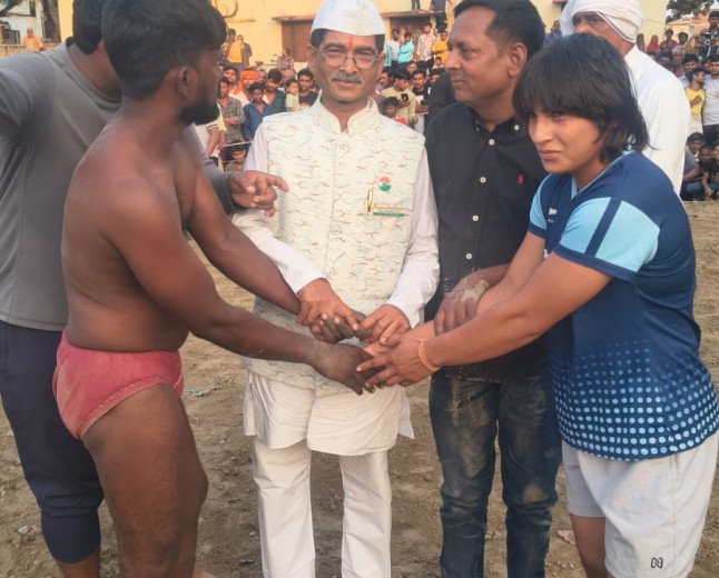 सैनी के मेला मैदान में गूंजा "जोर लगा के" का जोश: अखाड़े में उतरीं महिला पहलवान, देखने उमड़ी भीड़