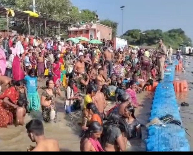 कौशाम्बी में शारदीय नवरात्र के पहले दिन कड़ा के कुबरी गंगा घाट पर उमड़ी आस्था, हजारों श्रद्धालुओं ने लगाई डुबकी