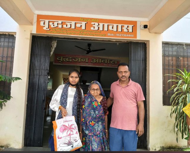 चार साल बाद अपनों की गोद में लौटीं 70 वर्षीय शिवपतिया: वृद्धाश्रम प्रबंधक आलोक राय की मानवीय पहल से हुआ भावुक मिलन