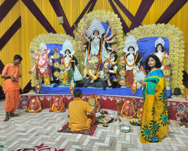 आवास विकास कॉलोनी में सजा मां दुर्गा का भव्य दरबार: सांस्कृतिक कार्यक्रमों और महाप्रसाद में उमड़ी श्रद्धालुओं की भीड़