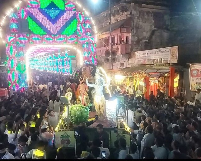 राम-लक्ष्मण के जयकारों से गूंजा मुट्ठीगंज, भव्य चौकियों ने मोहा प्रयागराज का मन