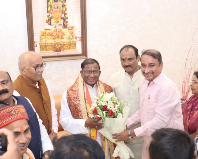 प्रयागराज आगमन पर असम के राज्यपाल लक्ष्मण आचार्य का सर्किट हाउस में भव्य स्वागत