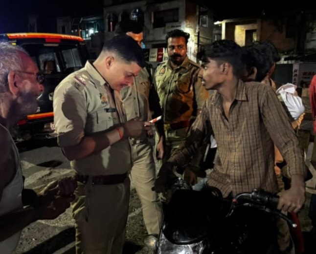 अजुहा में हेलमेट और ट्रिपल सवारी पर चला पुलिस का डंडा, हाईवे सर्विस लेन से हटा अतिक्रमण