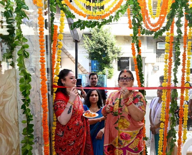 कानपुर के स्वरूप नगर में 'सहचरी एथनिक्स' के नए बुटीक का भव्य शुभारंभ, महापौर प्रमिला पांडे ने काटा फीता