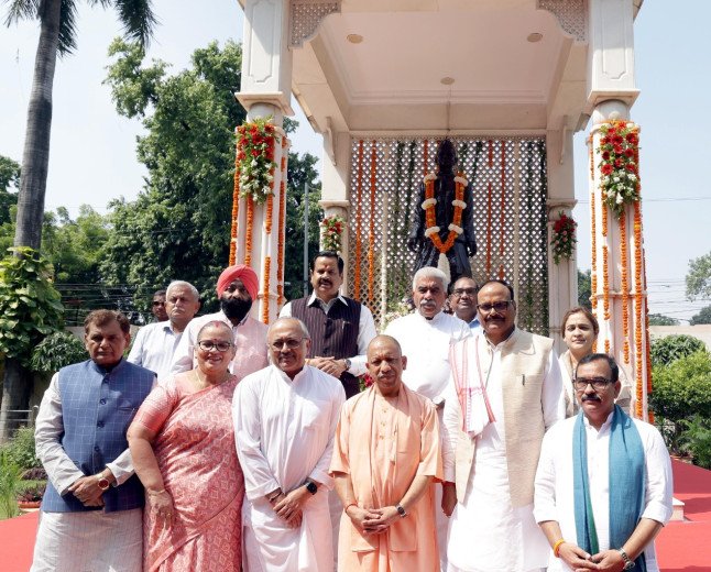 लखनऊ: मुख्यमंत्री योगी आदित्यनाथ ने लाल बहादुर शास्त्री भवन में पूर्व प्रधानमंत्री की प्रतिमा पर अर्पित की पुष्पांजलि