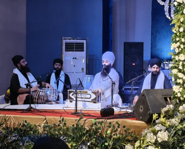 अवध कॉलेजिएट मोहान कैंपस में भव्य गुरमत एवं कीर्तन समागम, भाई हरिंदर सिंह निर्वैर खालसा जत्थे ने गुरबाणी से किया संगत को निहाल