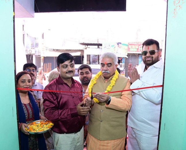 कानपुर में 'राधिका पॉलीक्लिनिक' का हुआ भव्य शुभारंभ, कैबिनेट मंत्री राकेश सचान ने किया उद्घाटन
