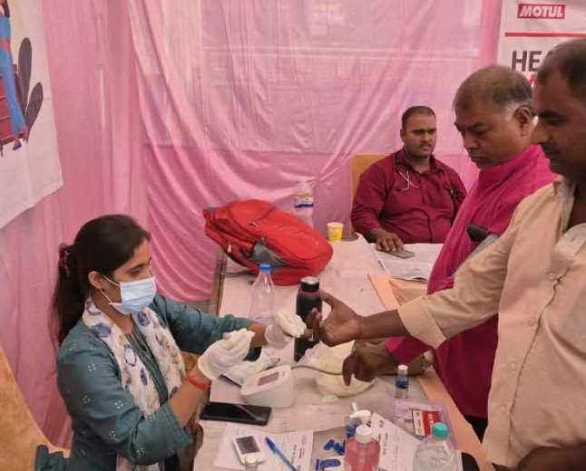 मोटुल इंडिया की अनूठी पहल: अयोध्या में 'सेहत की समृद्धि' हेल्थ कैंप से संवरी ऑटो मैकेनिकों की सेहत