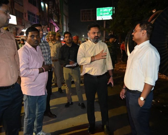 रात में ही उठे बाजारों का कूड़ा, देर रात निरीक्षण पर निकले डीएम, लापरवाही पर कार्रवाई की चेतावनी