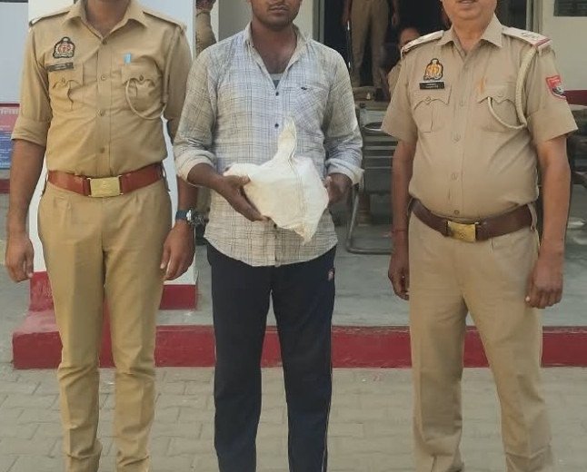 मथुरा पुलिस की अवैध शराब के खिलाफ कार्रवाई: 22 पव्वों के साथ शातिर गिरफ्तार, आबकारी अधिनियम में केस दर्ज