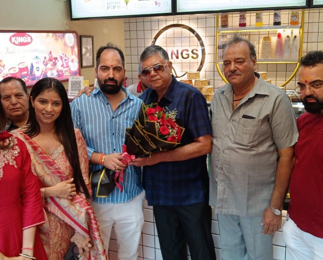 'किंग्स कुल्फी' के नए आउटलेट का शानदार आगाज, विजय कपूर ने चखा 'महाराजा आइसक्रीम' का स्वाद
