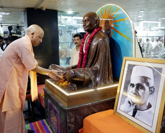 सीएम योगी, बापू को दी श्रद्धांजलि; चरखा चलाकर खादी वस्त्र खरीदे, गांधी जयंती पर लखनऊ के गांधी आश्रम पहुंचे